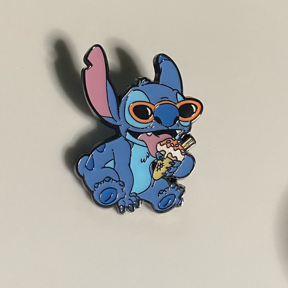🍦 Disney Loungefly Mystery Pin – Stitch Eating Ice Cream (Lilo & Stitch) 🍦 - Picture 7 of 7